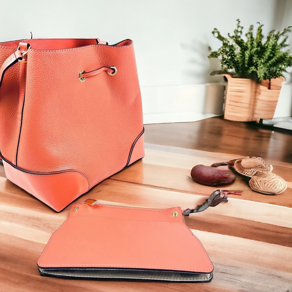 MICHAEL KORS Mercer Gallery Bucket Bag Coral Pink - Picture 2 of 7